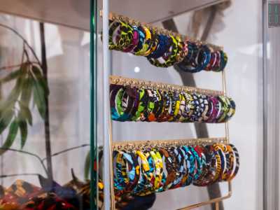 ...notando come siano in vendita anche bracciali...